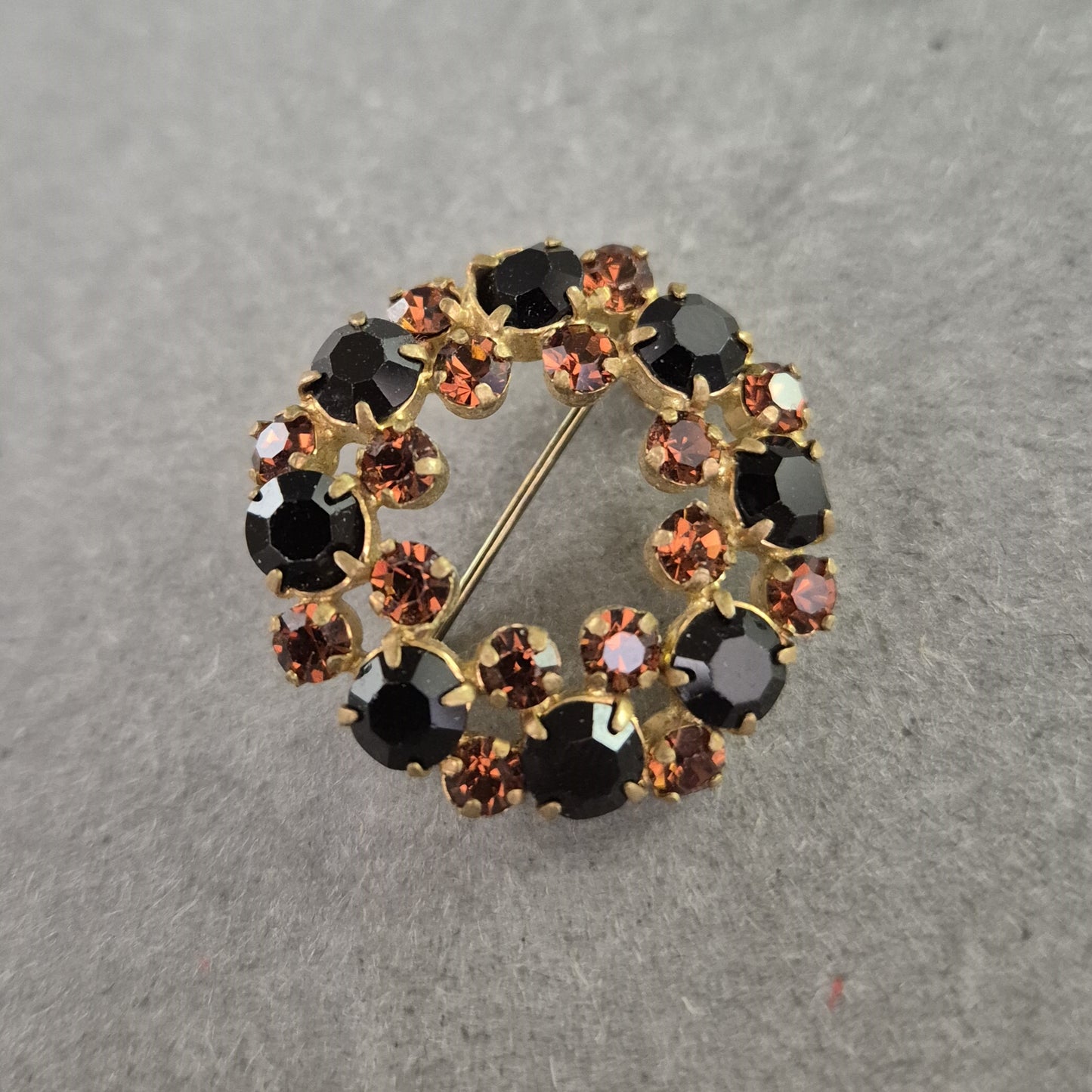 Vintage Strassbrosche im Kreisdesign – Eleganter Retro-Schmuck