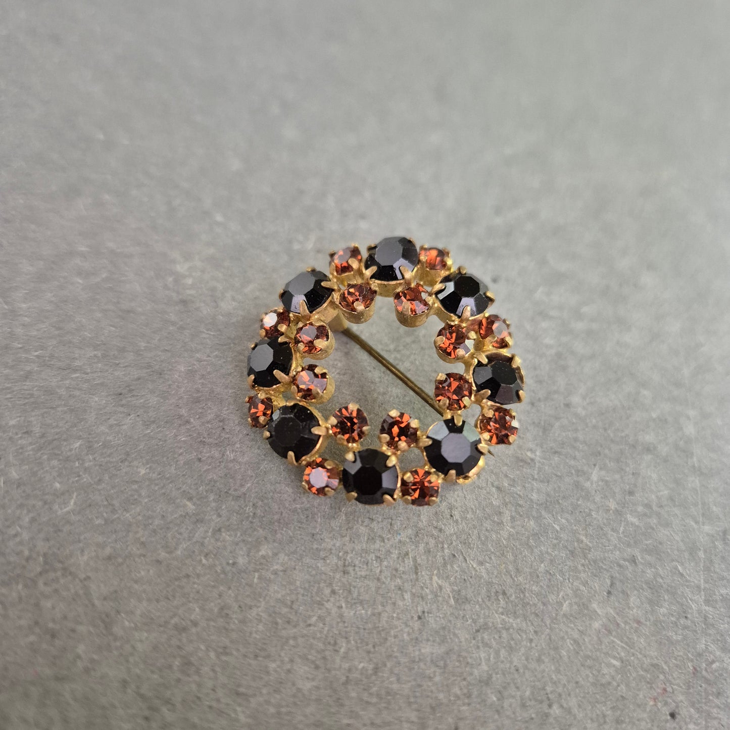 Vintage Strassbrosche im Kreisdesign – Eleganter Retro-Schmuck