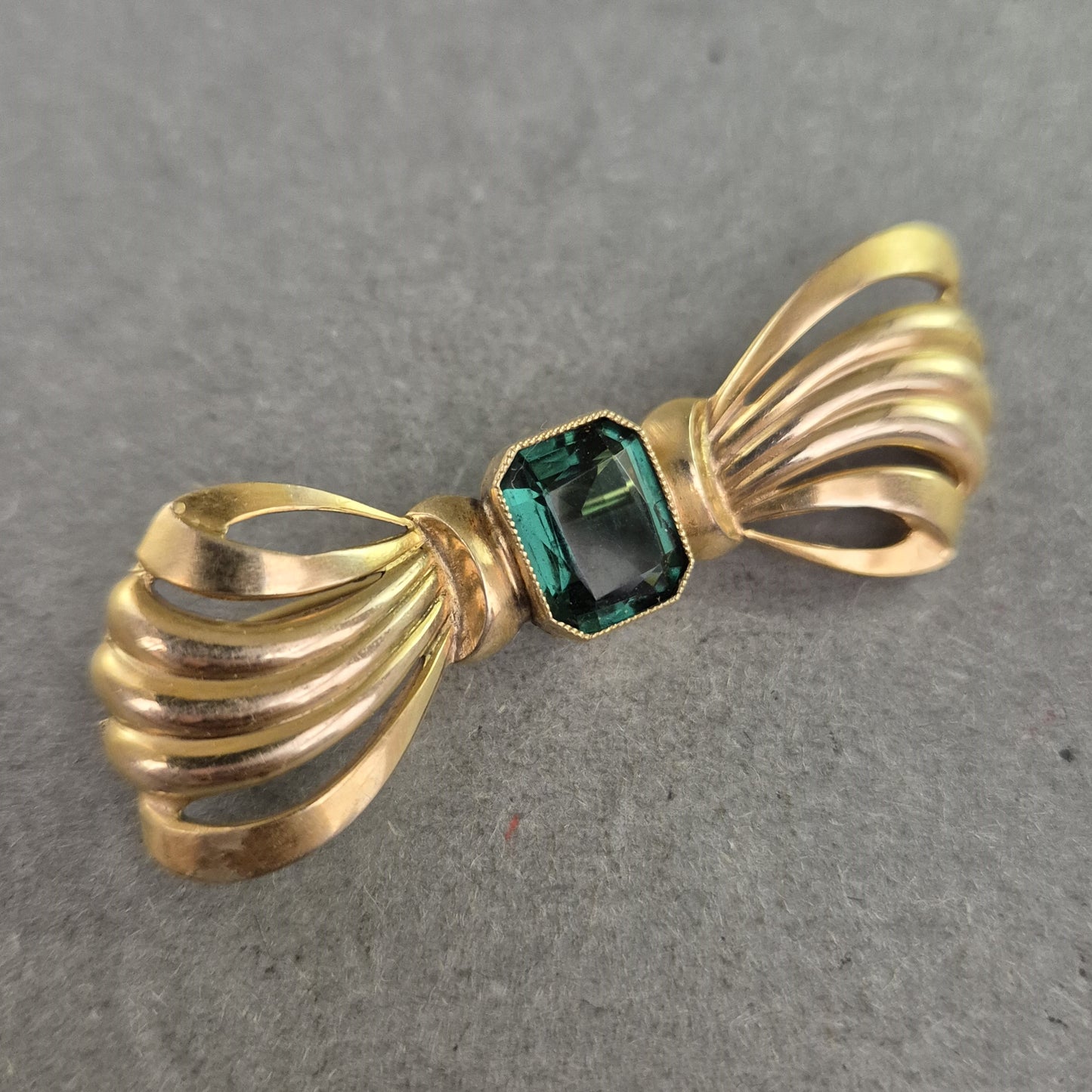 Vintage Brosche mit grünem Glasstein – Schleifenform im Art-Déco-Stil