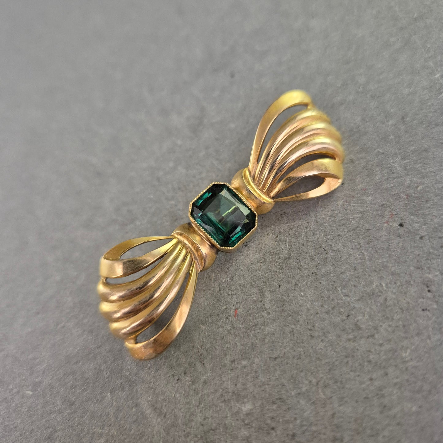 Vintage Brosche mit grünem Glasstein – Schleifenform im Art-Déco-Stil