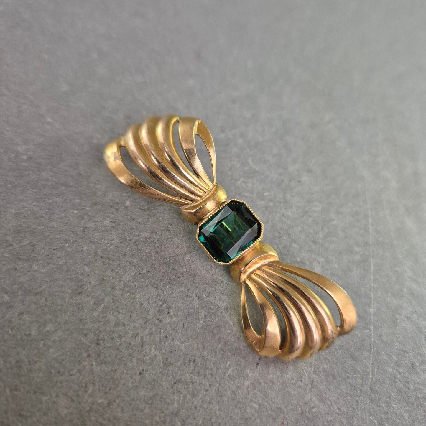 Vintage Brosche mit grünem Glasstein – Schleifenform im Art-Déco-Stil