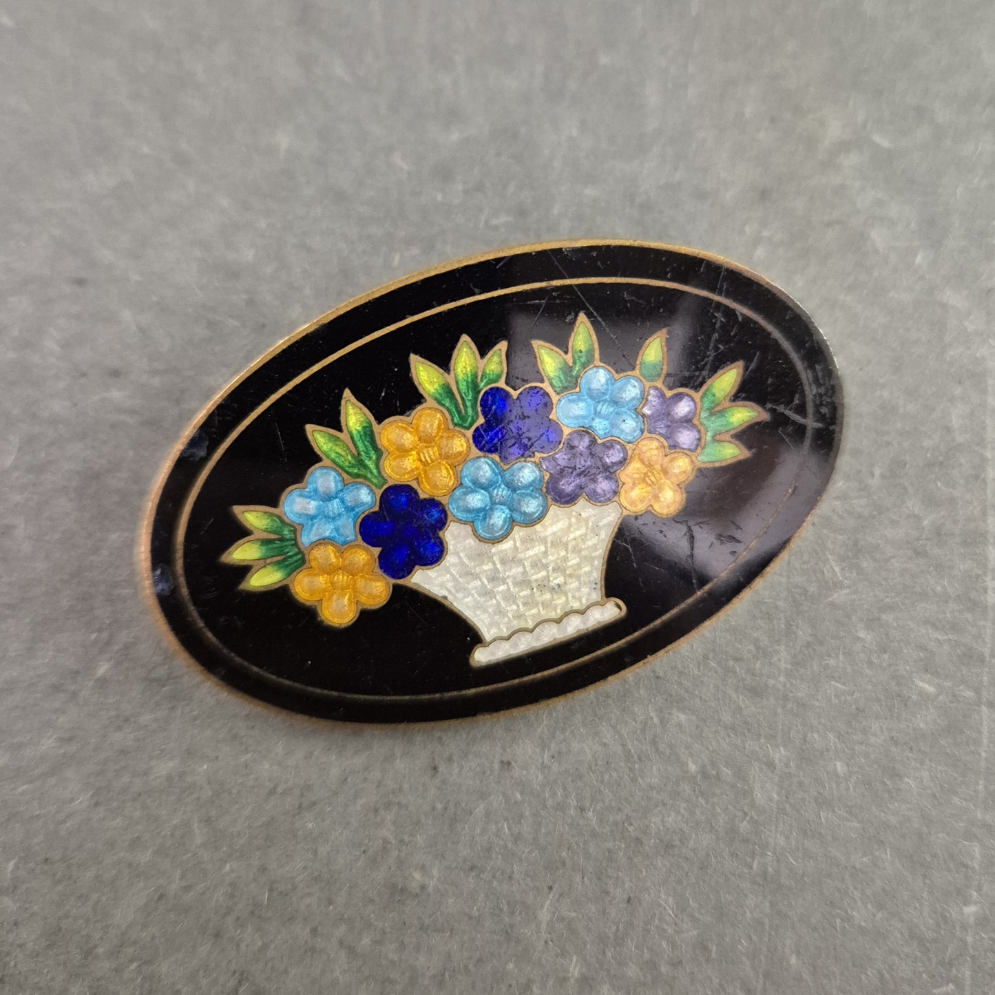 Ovale Emaille-Brosche mit Blumenmotiv – Farbenfroher Vintage-Stil