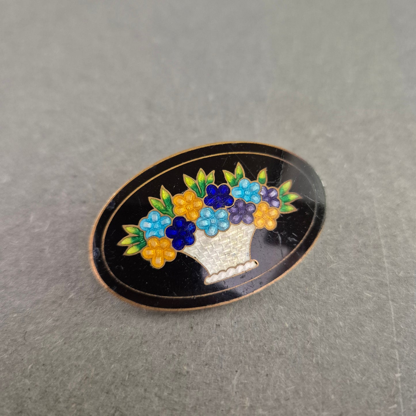 Ovale Emaille-Brosche mit Blumenmotiv – Farbenfroher Vintage-Stil