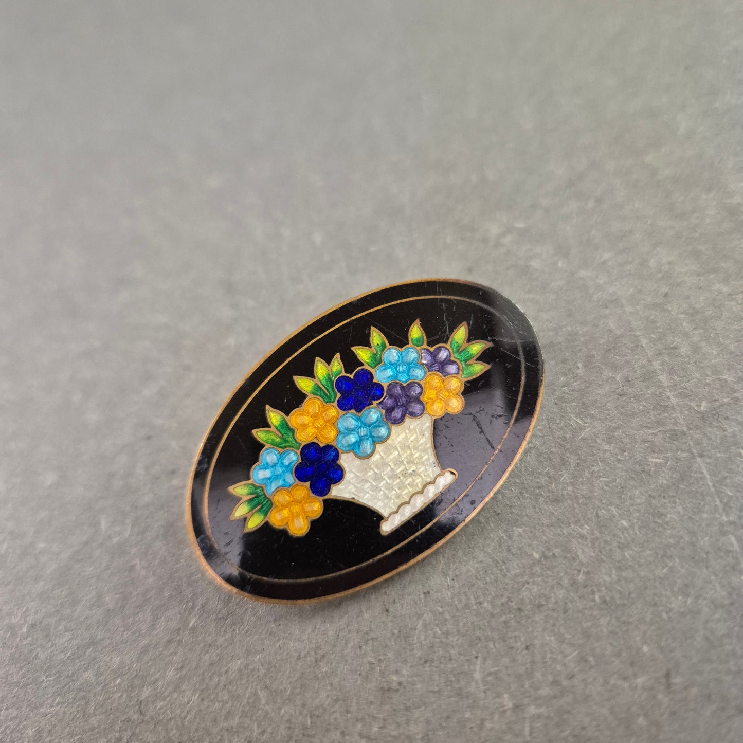 Ovale Emaille-Brosche mit Blumenmotiv – Farbenfroher Vintage-Stil