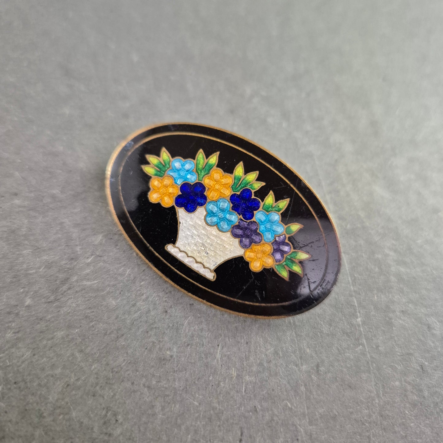 Ovale Emaille-Brosche mit Blumenmotiv – Farbenfroher Vintage-Stil