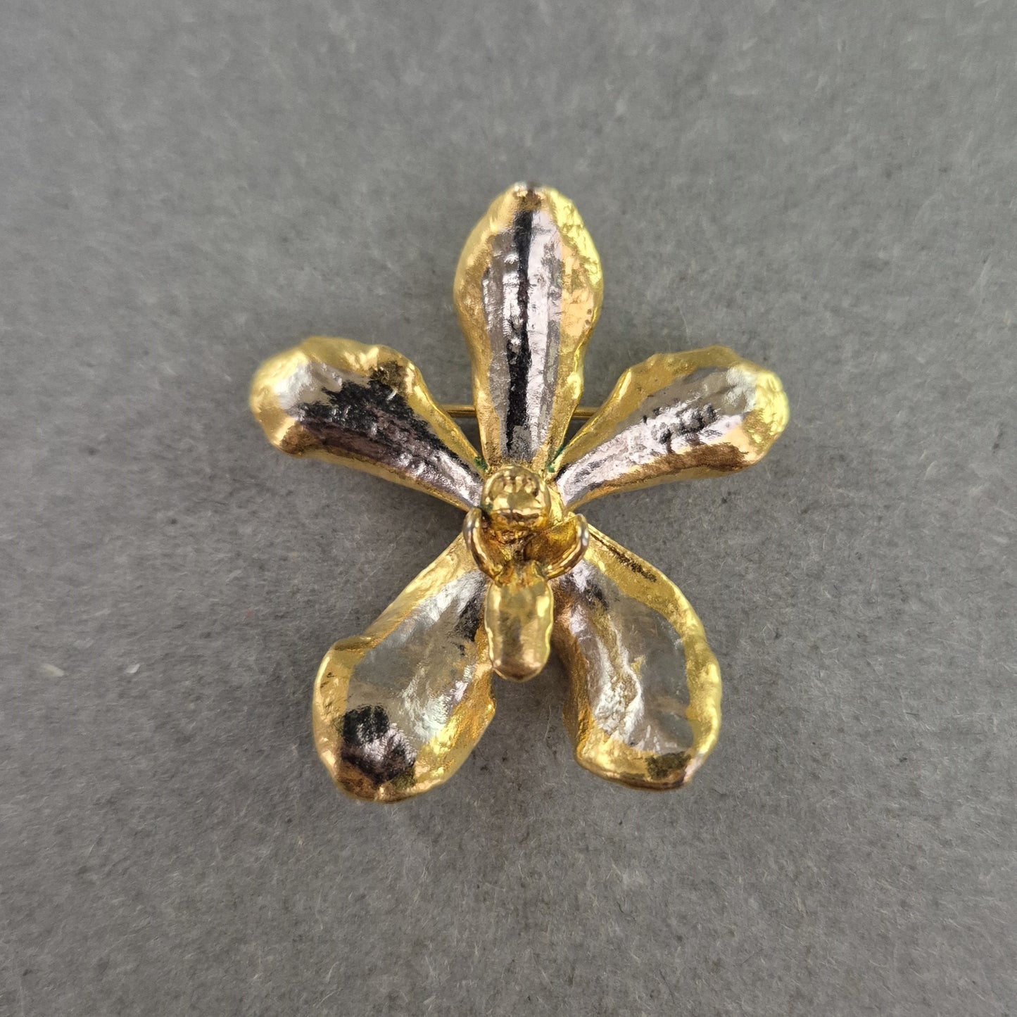 Vergoldete Vintage-Blumenbrosche – Fünfblättriges Design mit Struktur