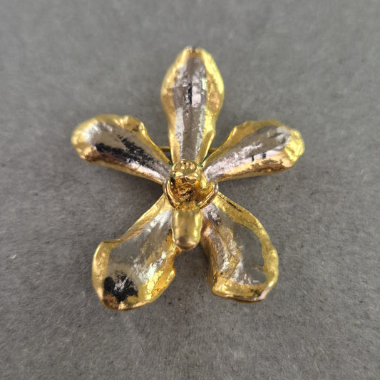 Vergoldete Vintage-Blumenbrosche – Fünfblättriges Design mit Struktur