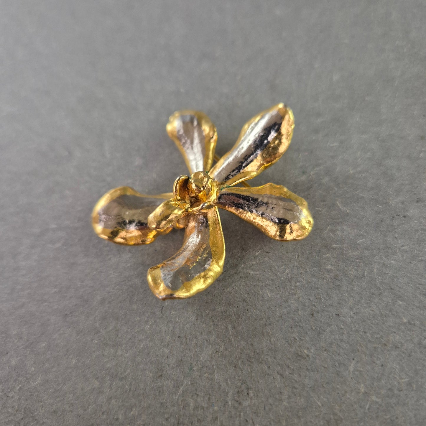 Vergoldete Vintage-Blumenbrosche – Fünfblättriges Design mit Struktur