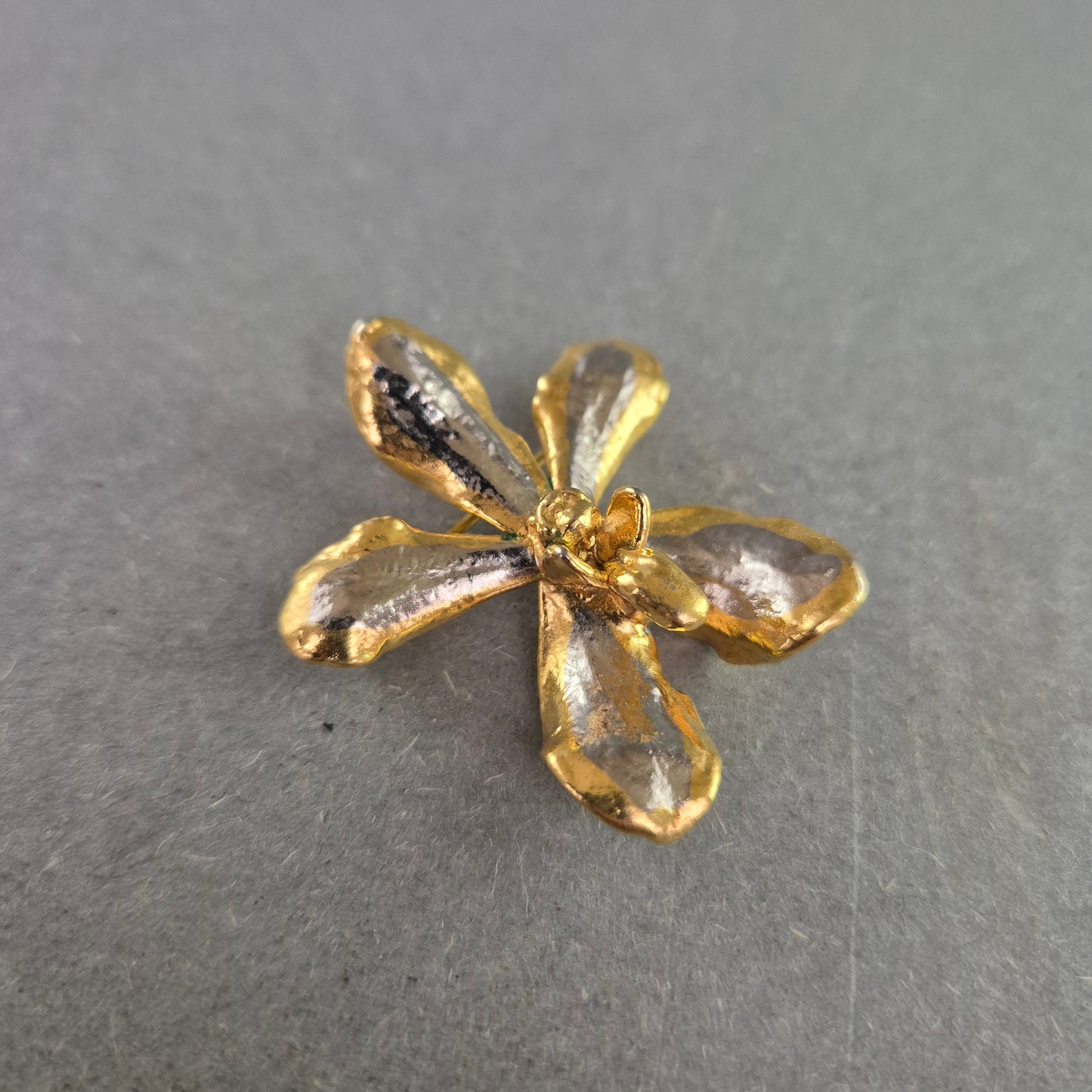 Vergoldete Vintage-Blumenbrosche – Fünfblättriges Design mit Struktur