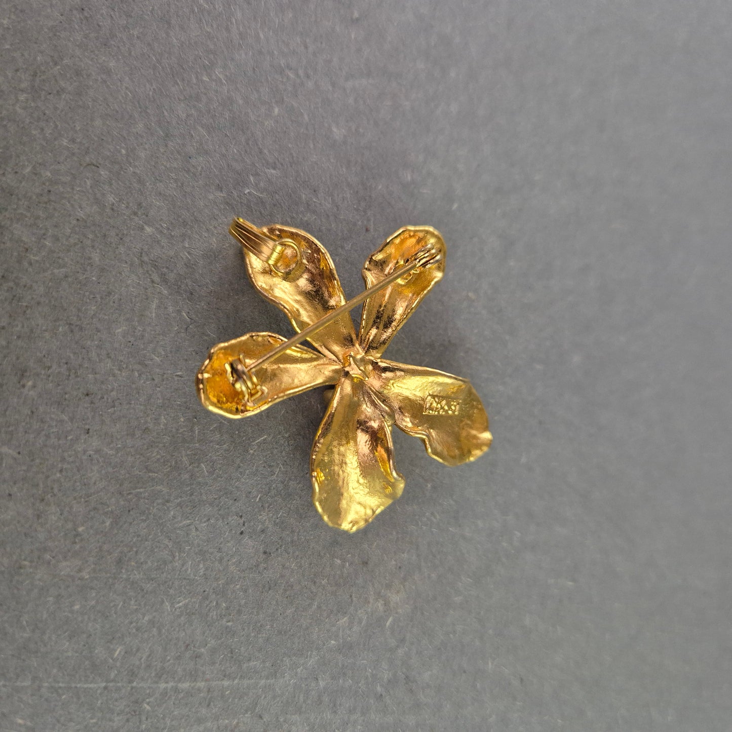 Vergoldete Vintage-Blumenbrosche – Fünfblättriges Design mit Struktur