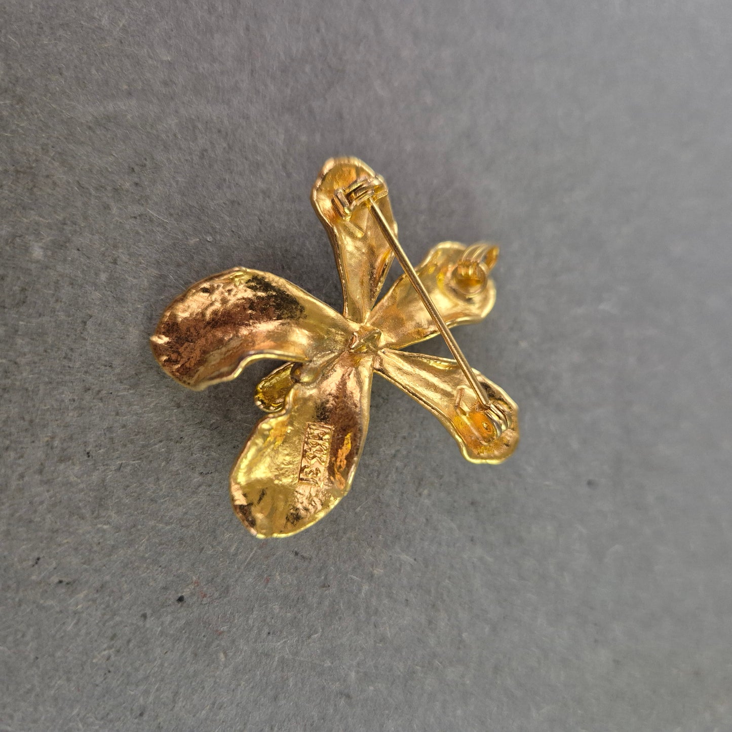 Vergoldete Vintage-Blumenbrosche – Fünfblättriges Design mit Struktur