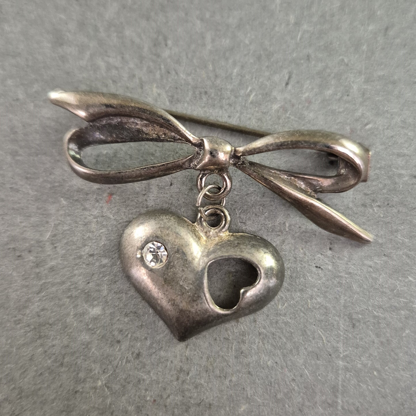 Romantische Herzbrosche mit Schleife – Vintage-Stil in Silberoptik