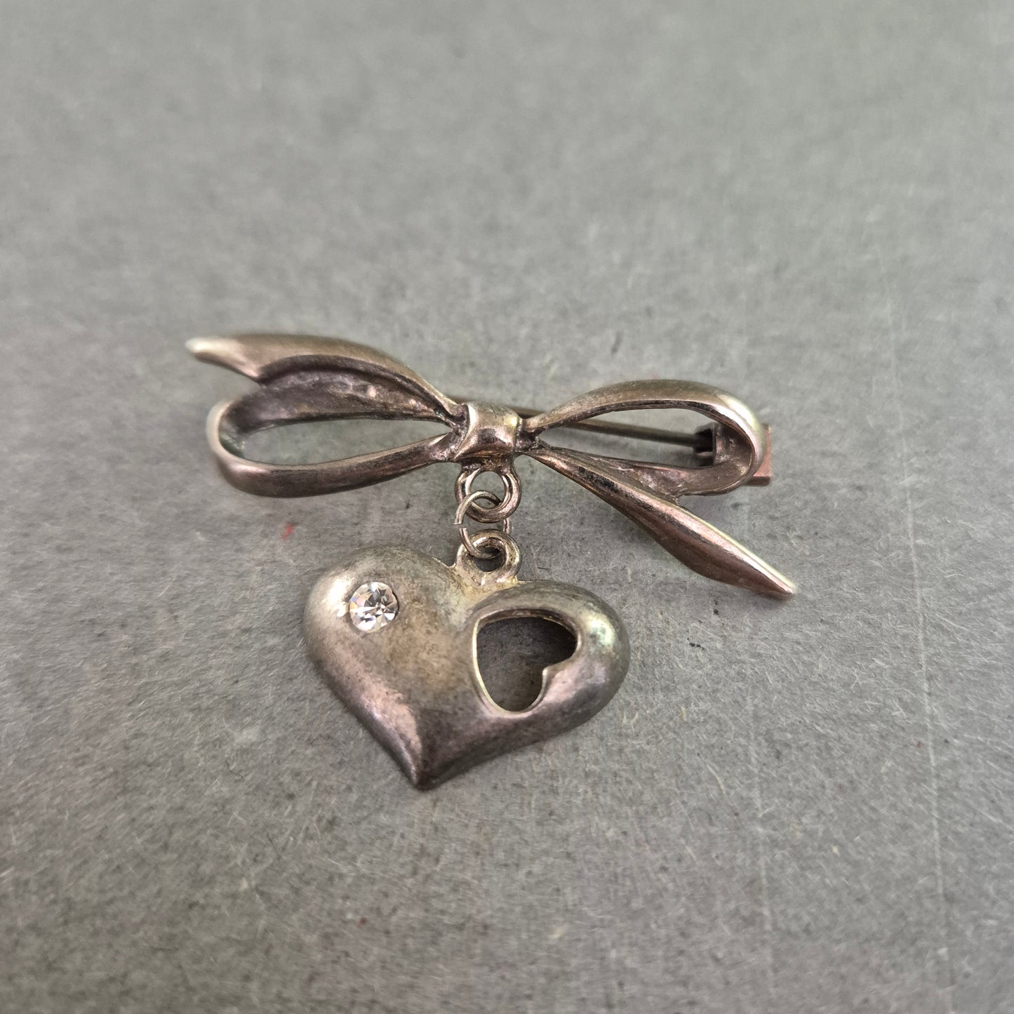 Romantische Herzbrosche mit Schleife – Vintage-Stil in Silberoptik