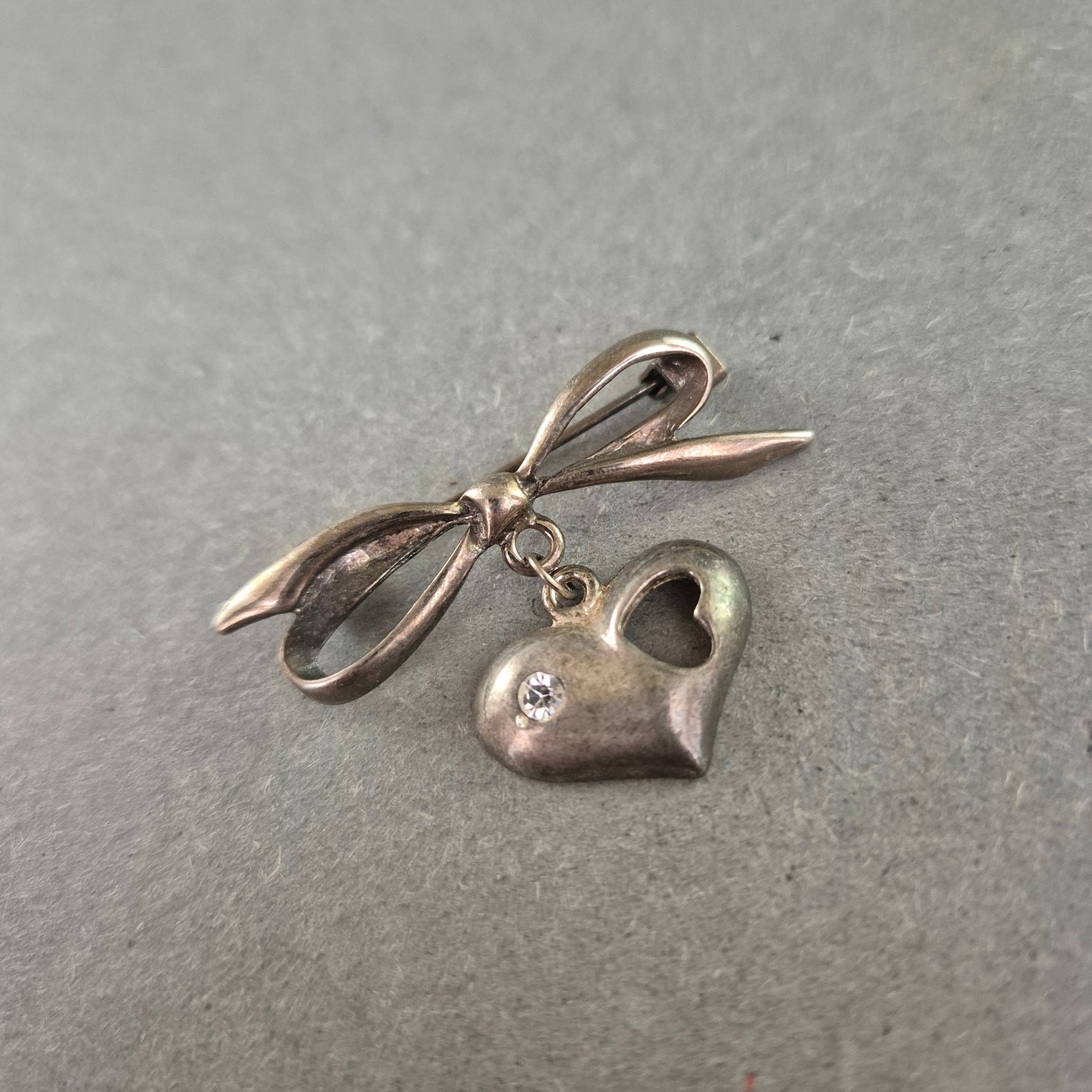 Romantische Herzbrosche mit Schleife – Vintage-Stil in Silberoptik