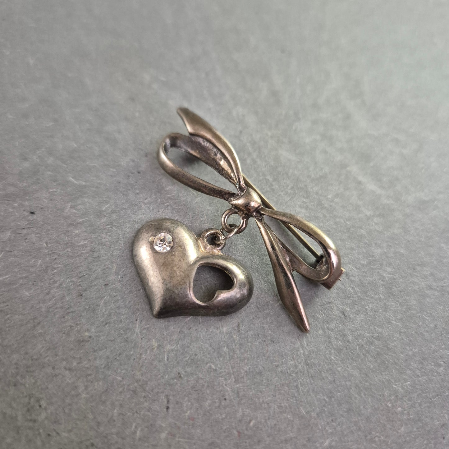 Romantische Herzbrosche mit Schleife – Vintage-Stil in Silberoptik