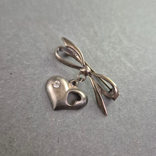 Romantische Herzbrosche mit Schleife – Vintage-Stil in Silberoptik