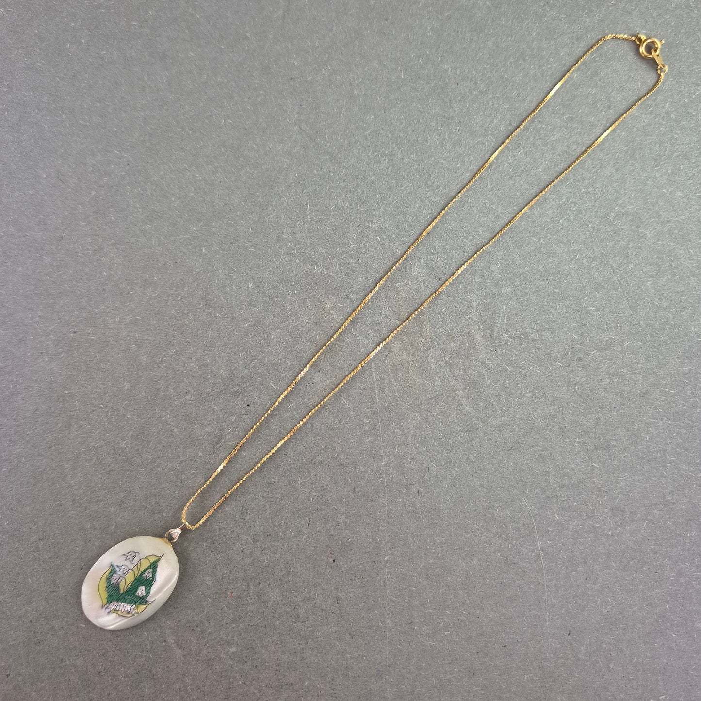 Feine Vintage-Kette mit Alaska-Perlmuttanhänger – Handbemalt & Goldfarben
