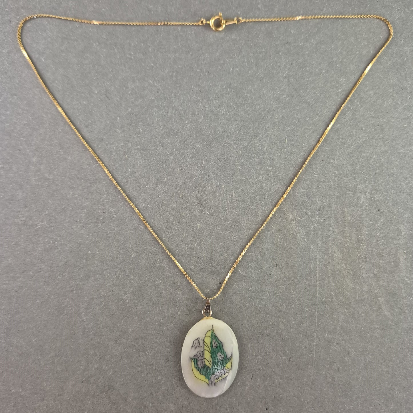 Feine Vintage-Kette mit Alaska-Perlmuttanhänger – Handbemalt & Goldfarben