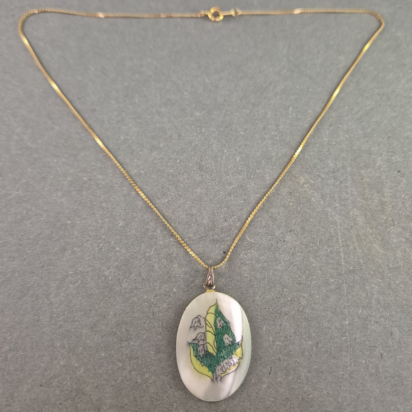 Feine Vintage-Kette mit Alaska-Perlmuttanhänger – Handbemalt & Goldfarben