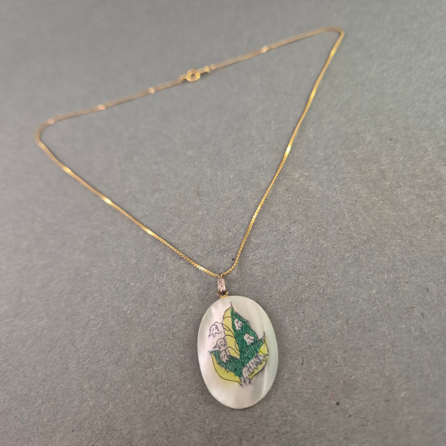 Feine Vintage-Kette mit Alaska-Perlmuttanhänger – Handbemalt & Goldfarben