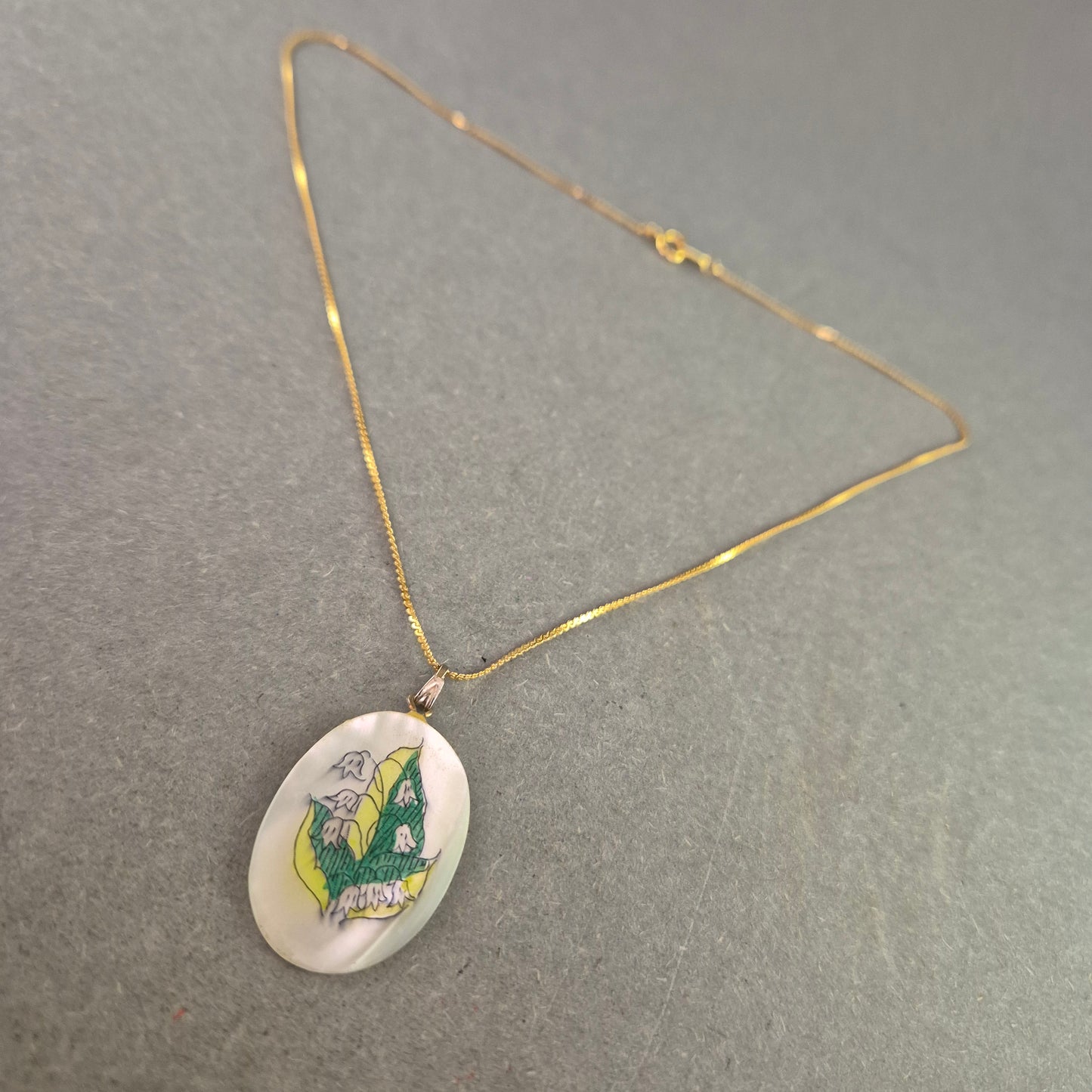 Feine Vintage-Kette mit Alaska-Perlmuttanhänger – Handbemalt & Goldfarben