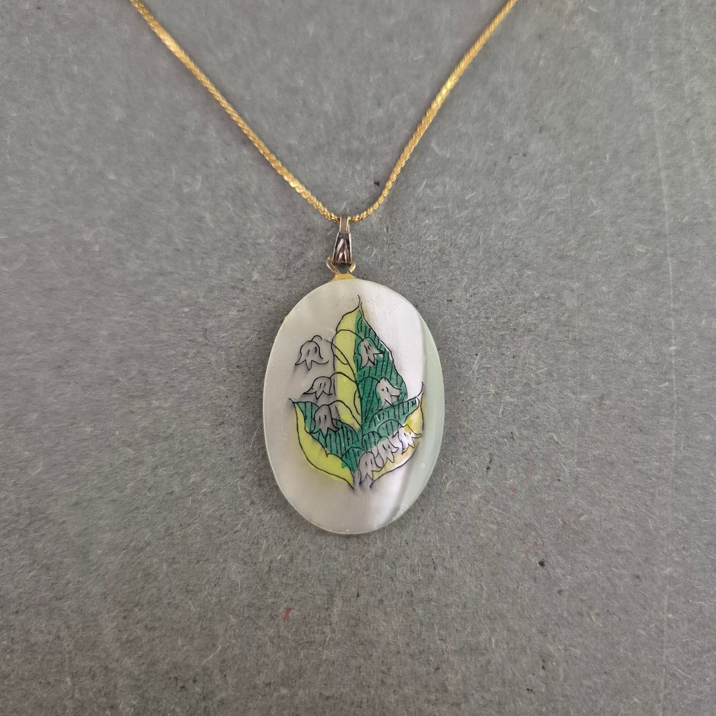Feine Vintage-Kette mit Alaska-Perlmuttanhänger – Handbemalt & Goldfarben