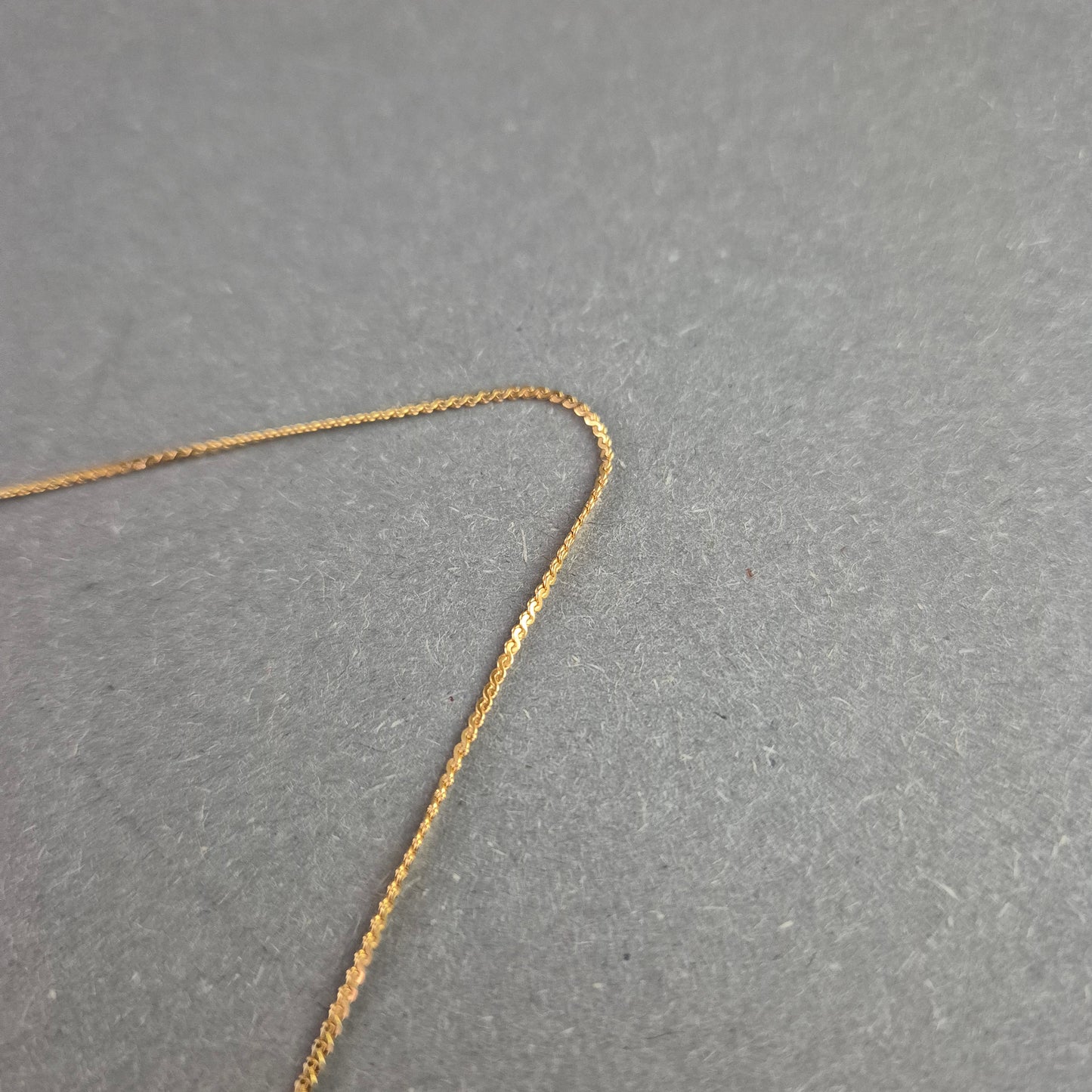 Feine Vintage-Kette mit Alaska-Perlmuttanhänger – Handbemalt & Goldfarben