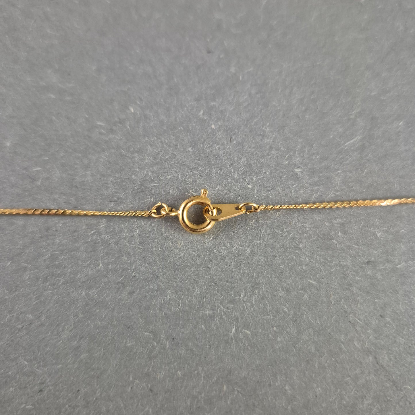 Feine Vintage-Kette mit Alaska-Perlmuttanhänger – Handbemalt & Goldfarben