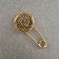 Vintage Sicherheitsnadel mit Zierkopf – Ornamentik in Goldoptik