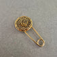Vintage Sicherheitsnadel mit Zierkopf – Ornamentik in Goldoptik
