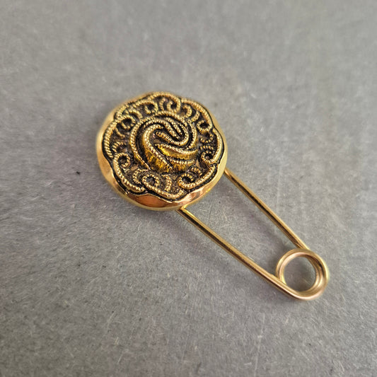Vintage Sicherheitsnadel mit Zierkopf – Ornamentik in Goldoptik
