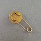 Vintage Sicherheitsnadel mit Zierkopf – Ornamentik in Goldoptik