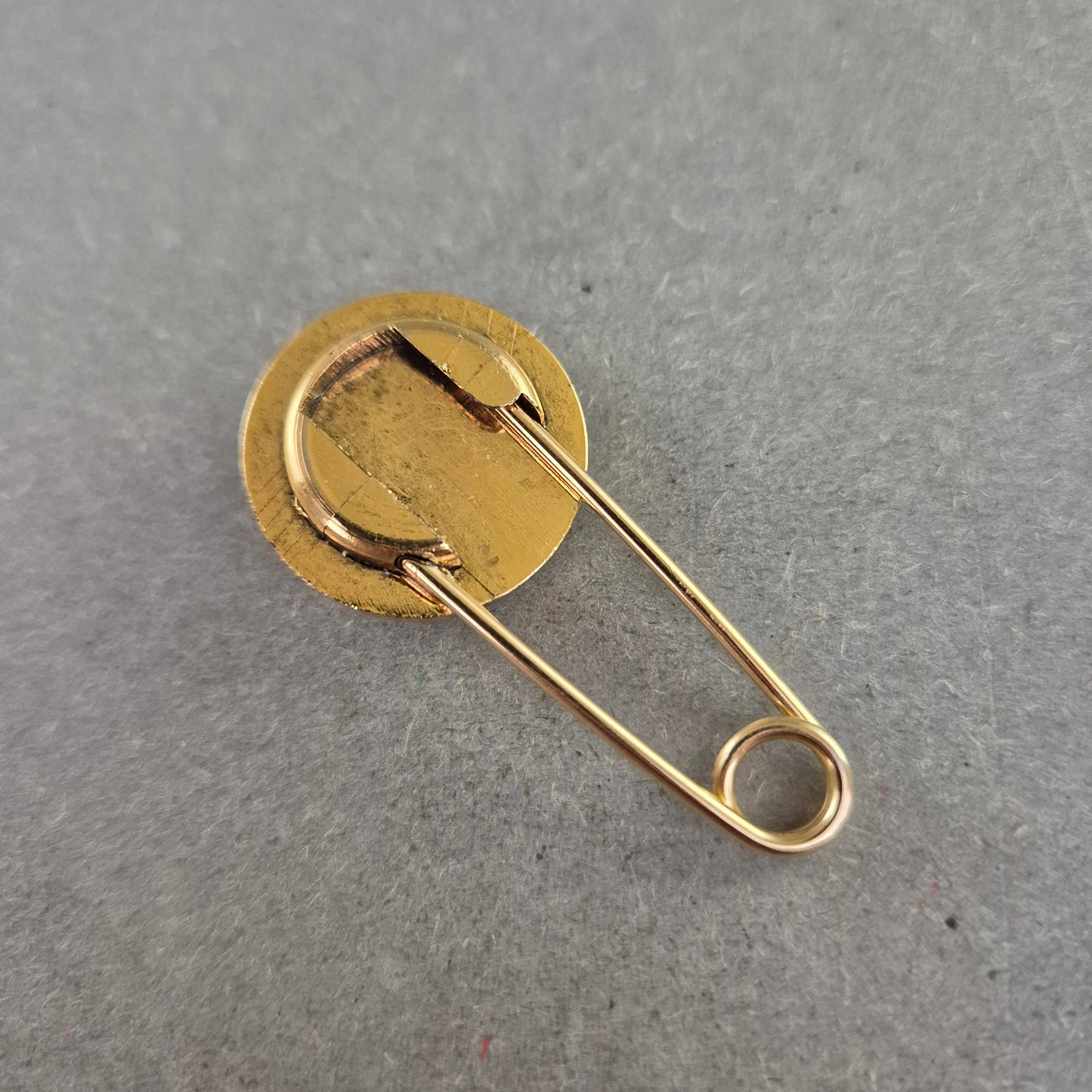 Vintage Sicherheitsnadel mit Zierkopf – Ornamentik in Goldoptik