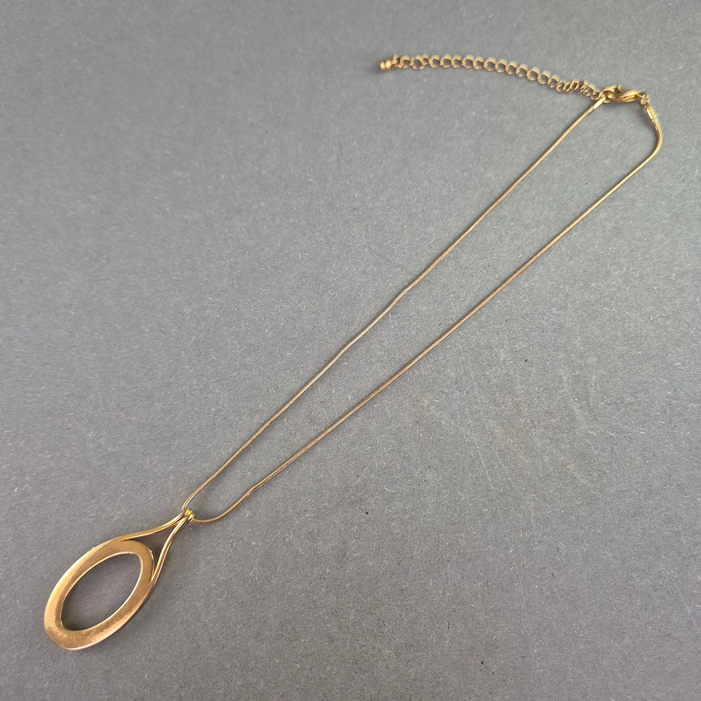 Moderne Vintage-Kette mit ovalem Anhänger – Minimalistisches Design