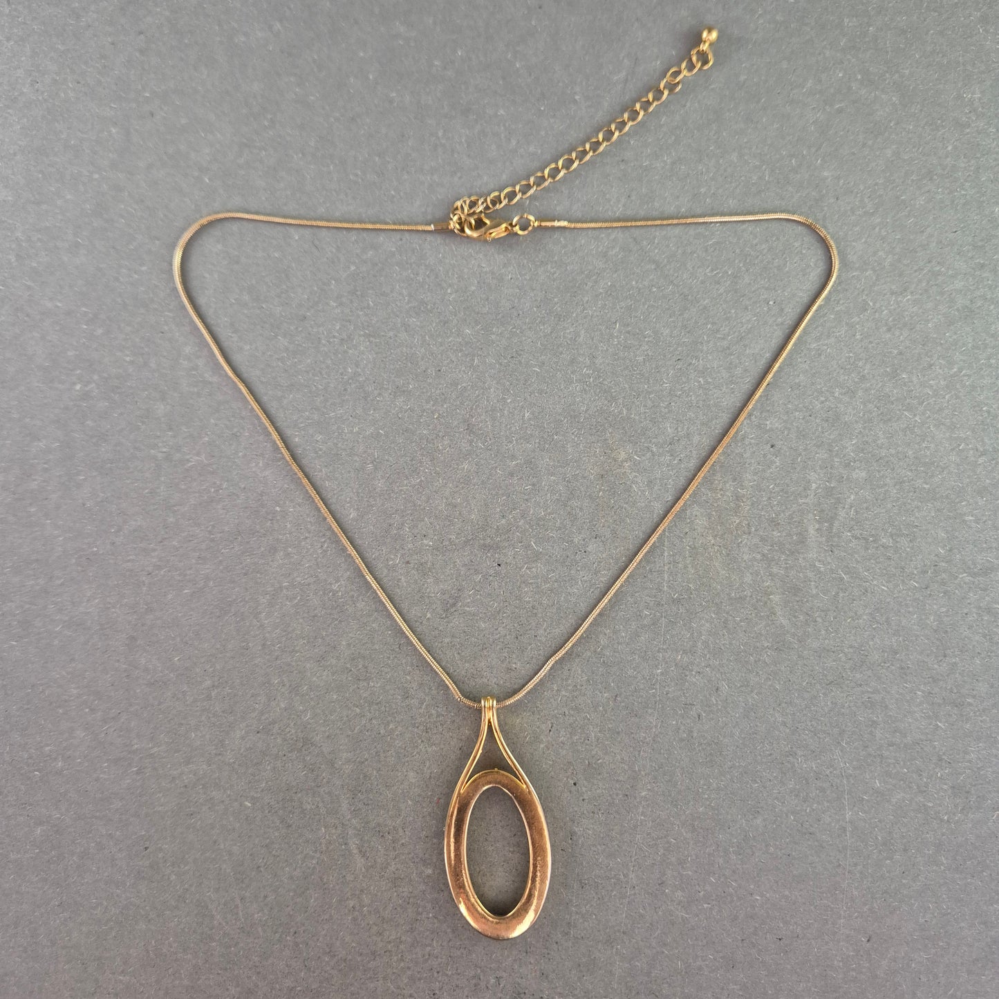 Moderne Vintage-Kette mit ovalem Anhänger – Minimalistisches Design