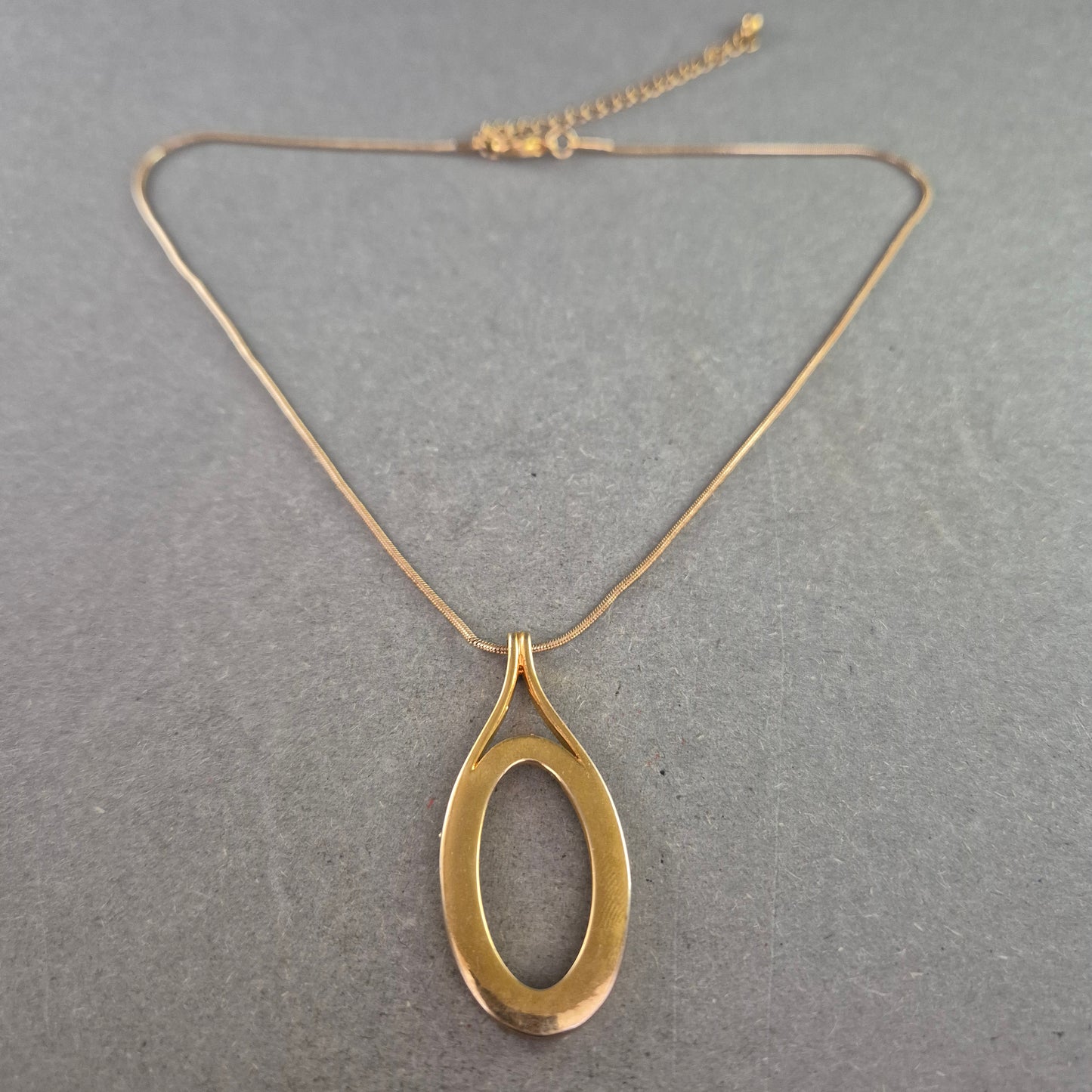 Moderne Vintage-Kette mit ovalem Anhänger – Minimalistisches Design