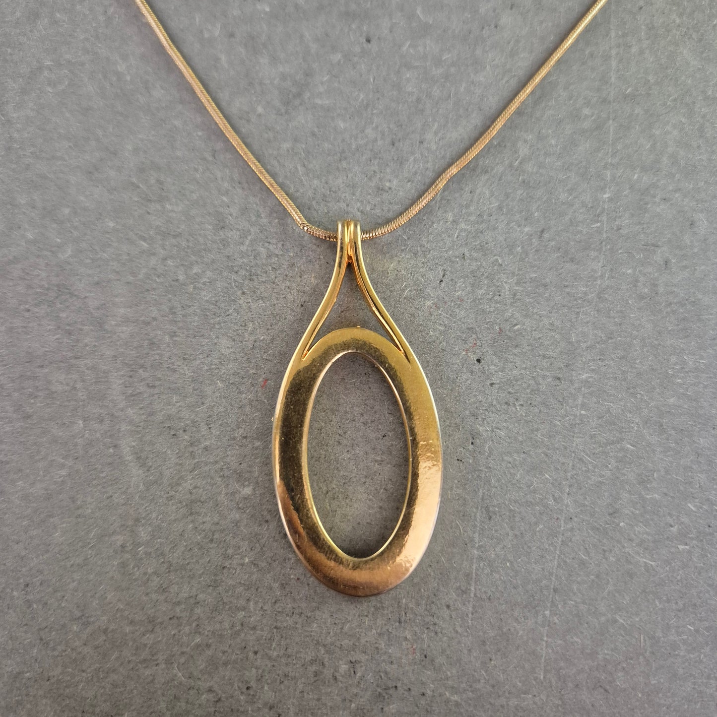 Moderne Vintage-Kette mit ovalem Anhänger – Minimalistisches Design