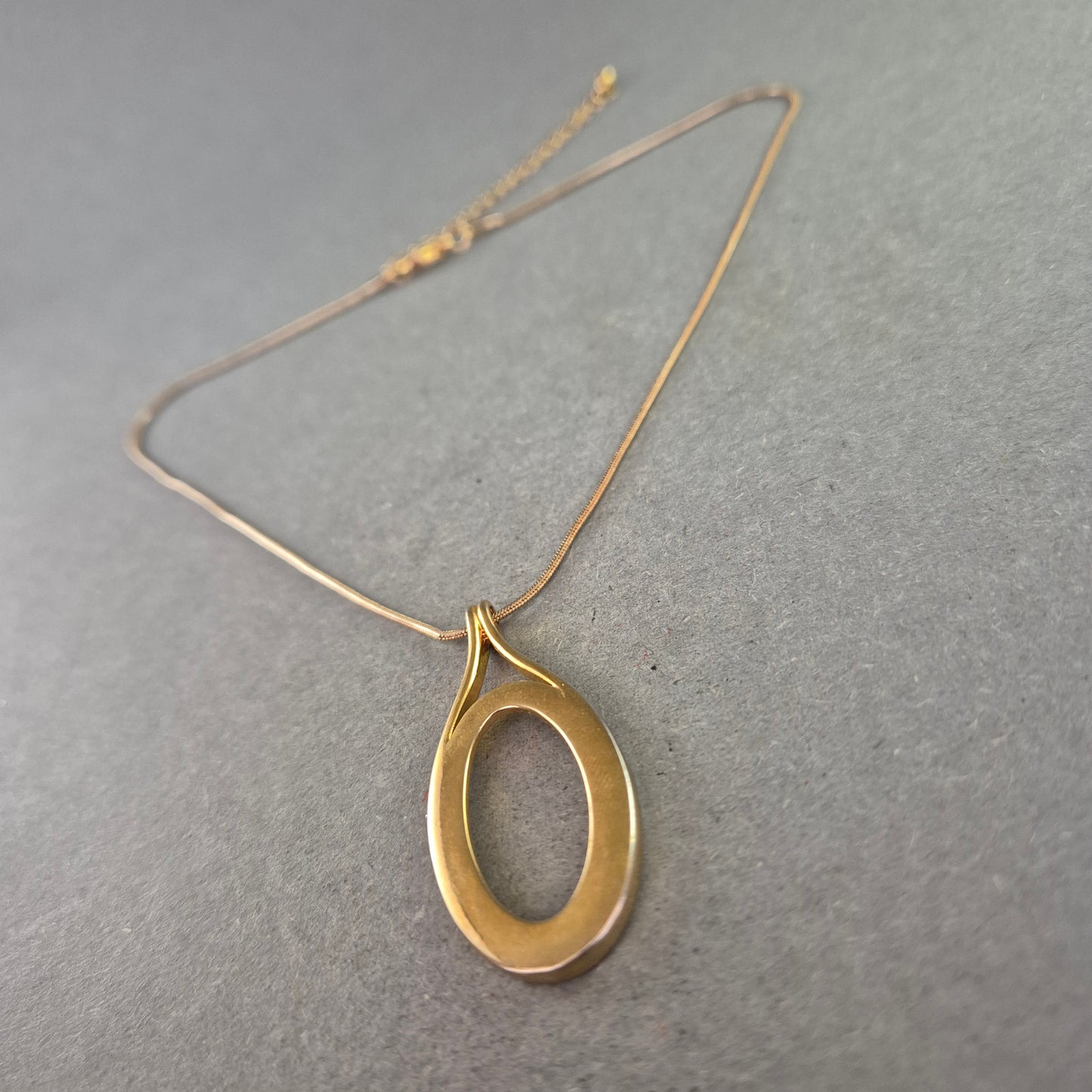 Moderne Vintage-Kette mit ovalem Anhänger – Minimalistisches Design