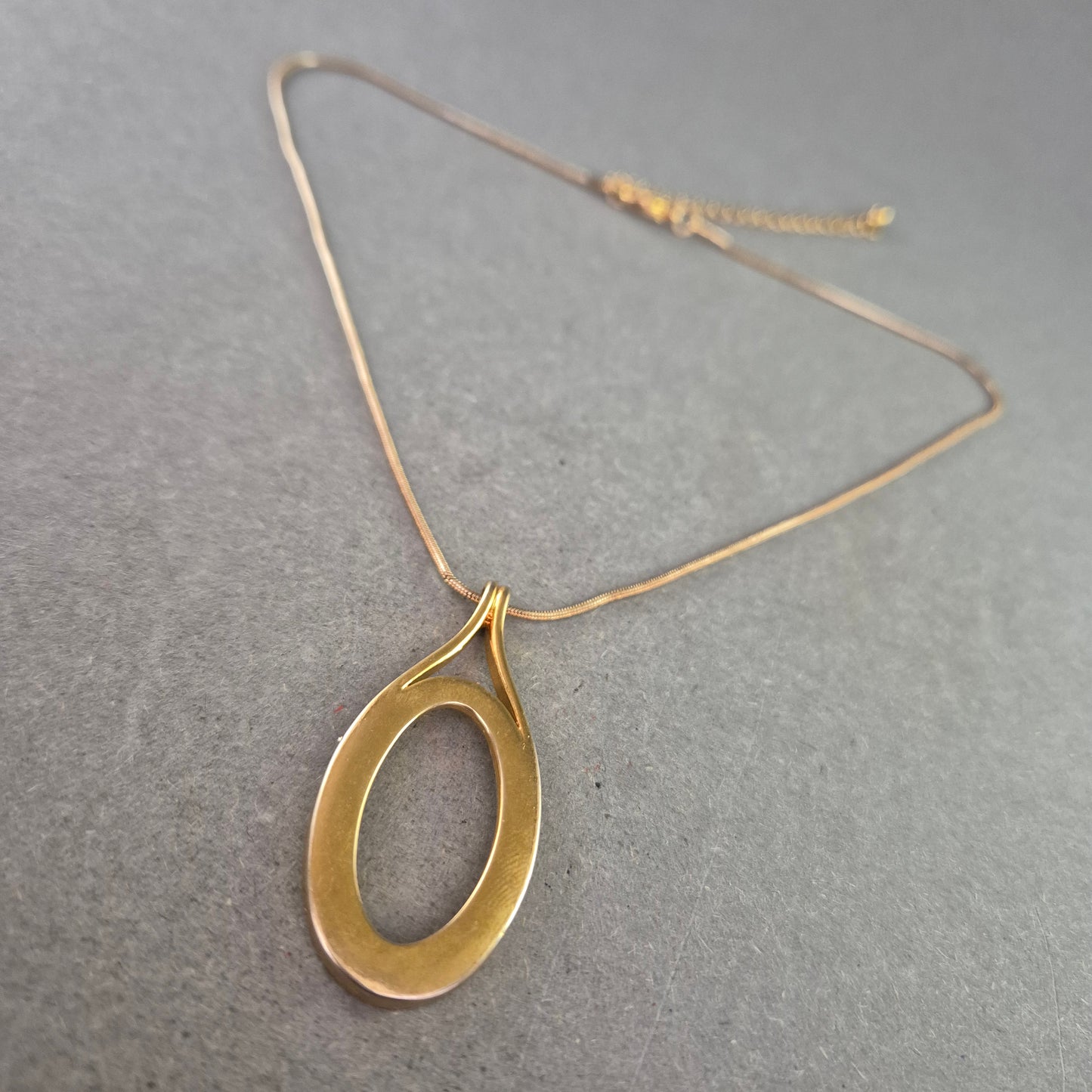 Moderne Vintage-Kette mit ovalem Anhänger – Minimalistisches Design