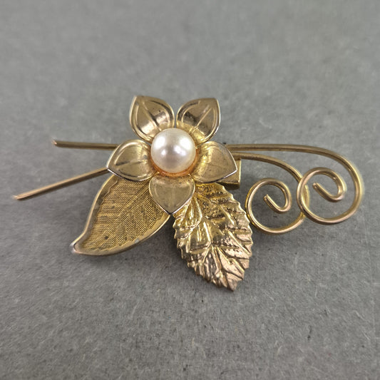 Blumige Vintage-Brosche mit Kunstperle – Goldfarbene Blätter & Schnörkel