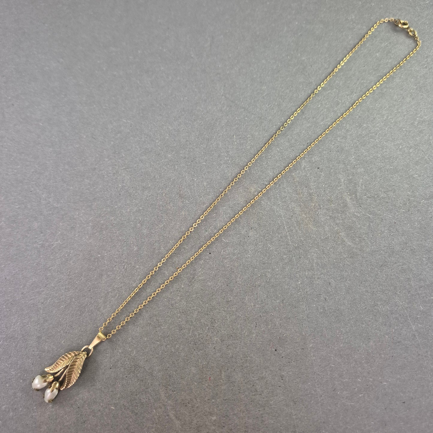 Zarte Vintage-Kette mit Blätteranhänger & Perlen – Florales Design in Gold