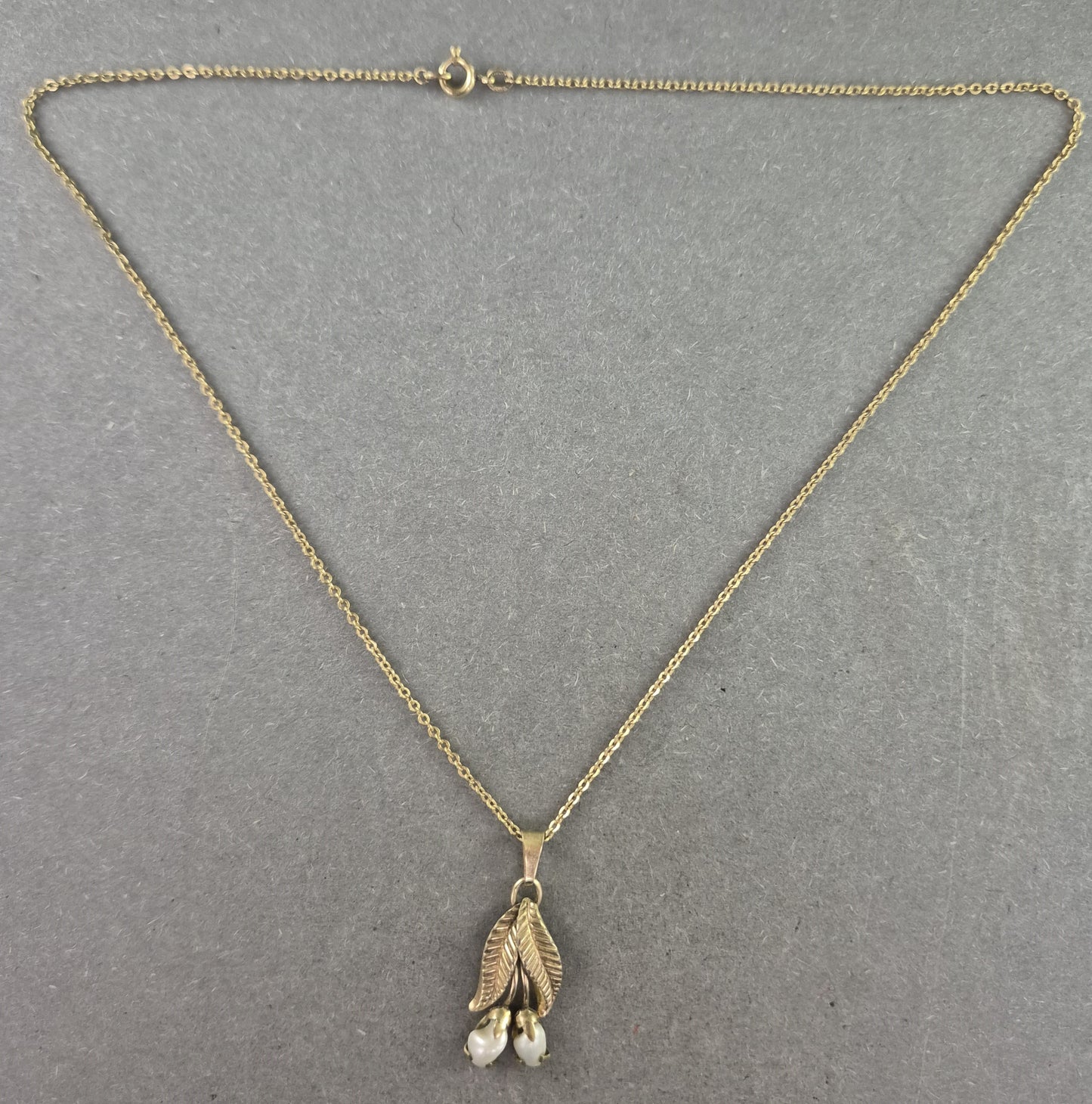 Zarte Vintage-Kette mit Blätteranhänger & Perlen – Florales Design in Gold