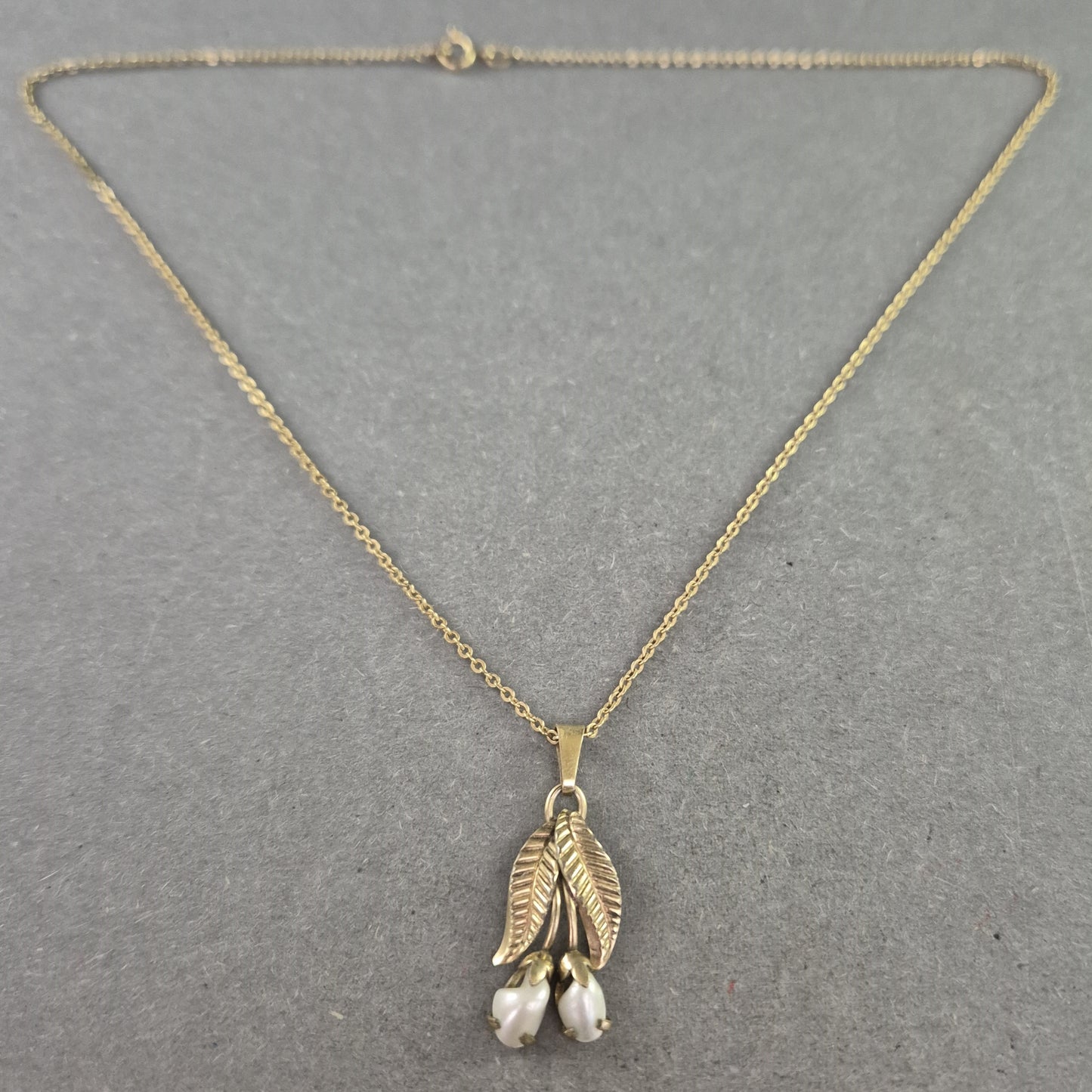 Zarte Vintage-Kette mit Blätteranhänger & Perlen – Florales Design in Gold