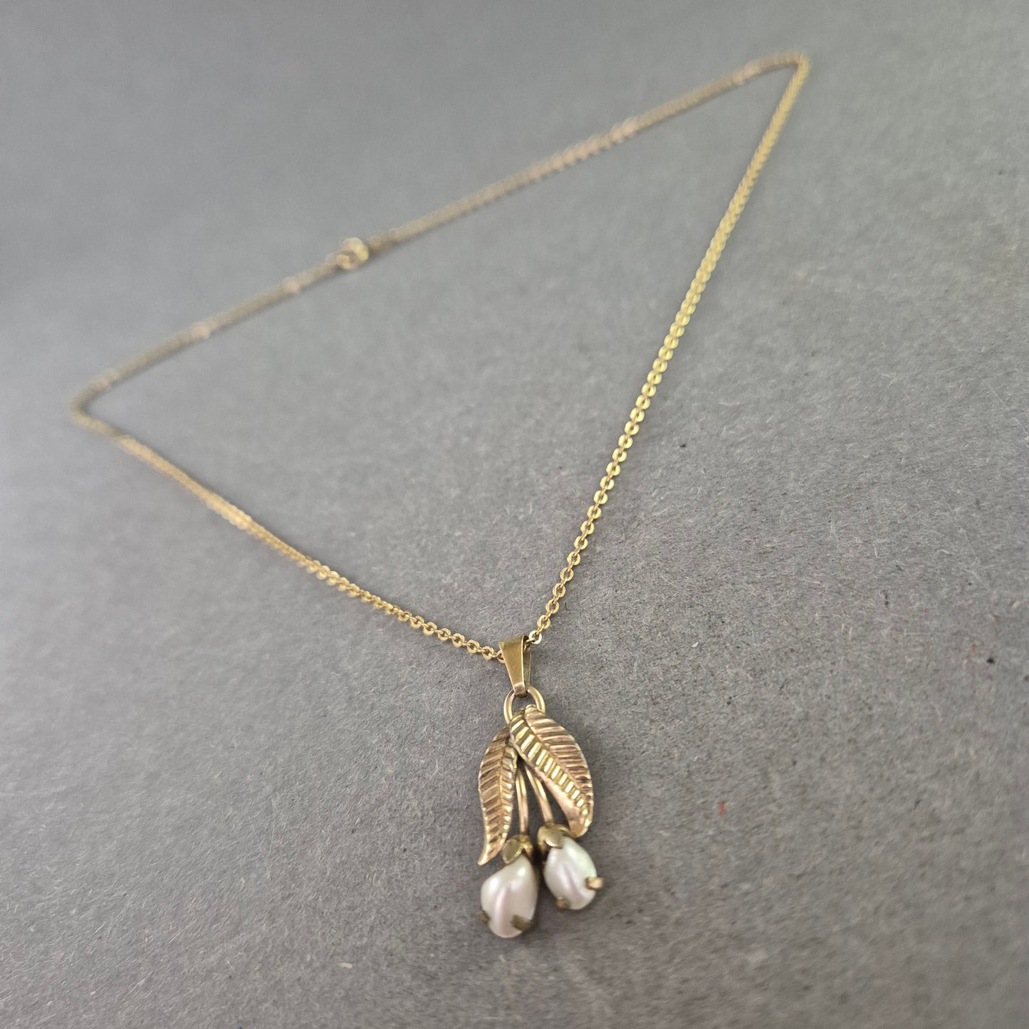 Zarte Vintage-Kette mit Blätteranhänger & Perlen – Florales Design in Gold