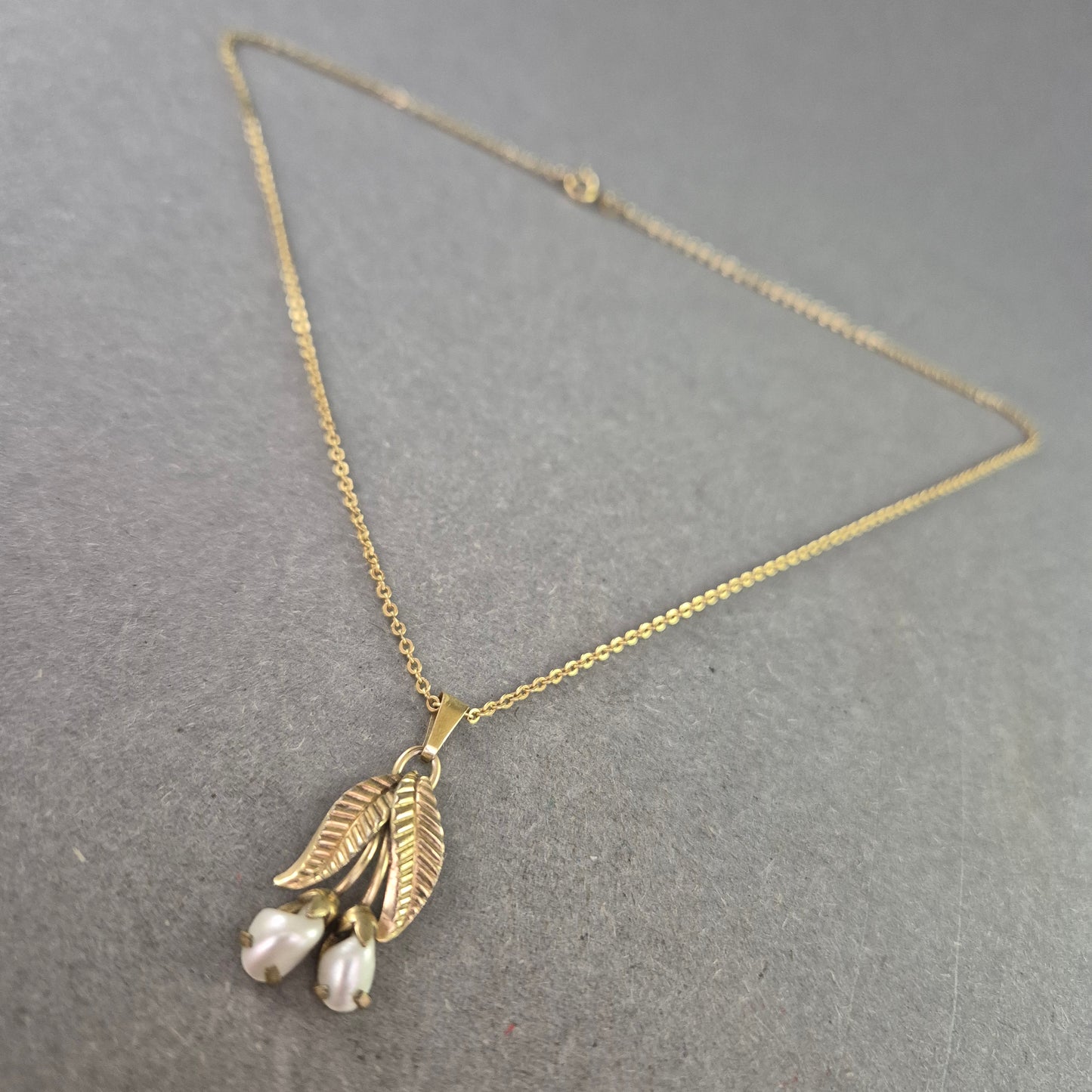 Zarte Vintage-Kette mit Blätteranhänger & Perlen – Florales Design in Gold