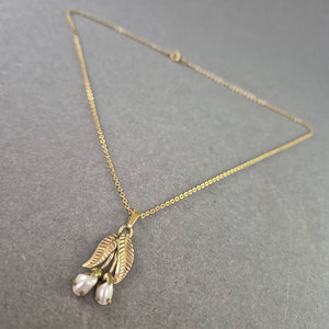 Zarte Vintage-Kette mit Blätteranhänger & Perlen – Florales Design in Gold