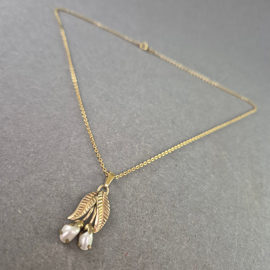 Zarte Vintage-Kette mit Blätteranhänger & Perlen – Florales Design in Gold
