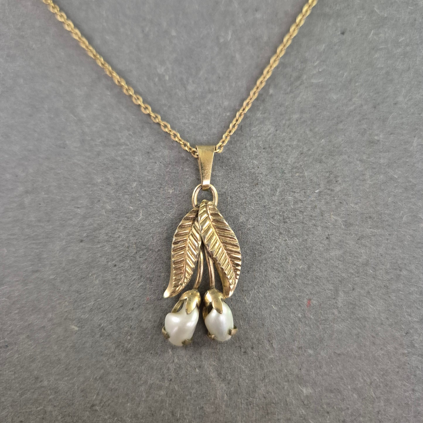 Zarte Vintage-Kette mit Blätteranhänger & Perlen – Florales Design in Gold