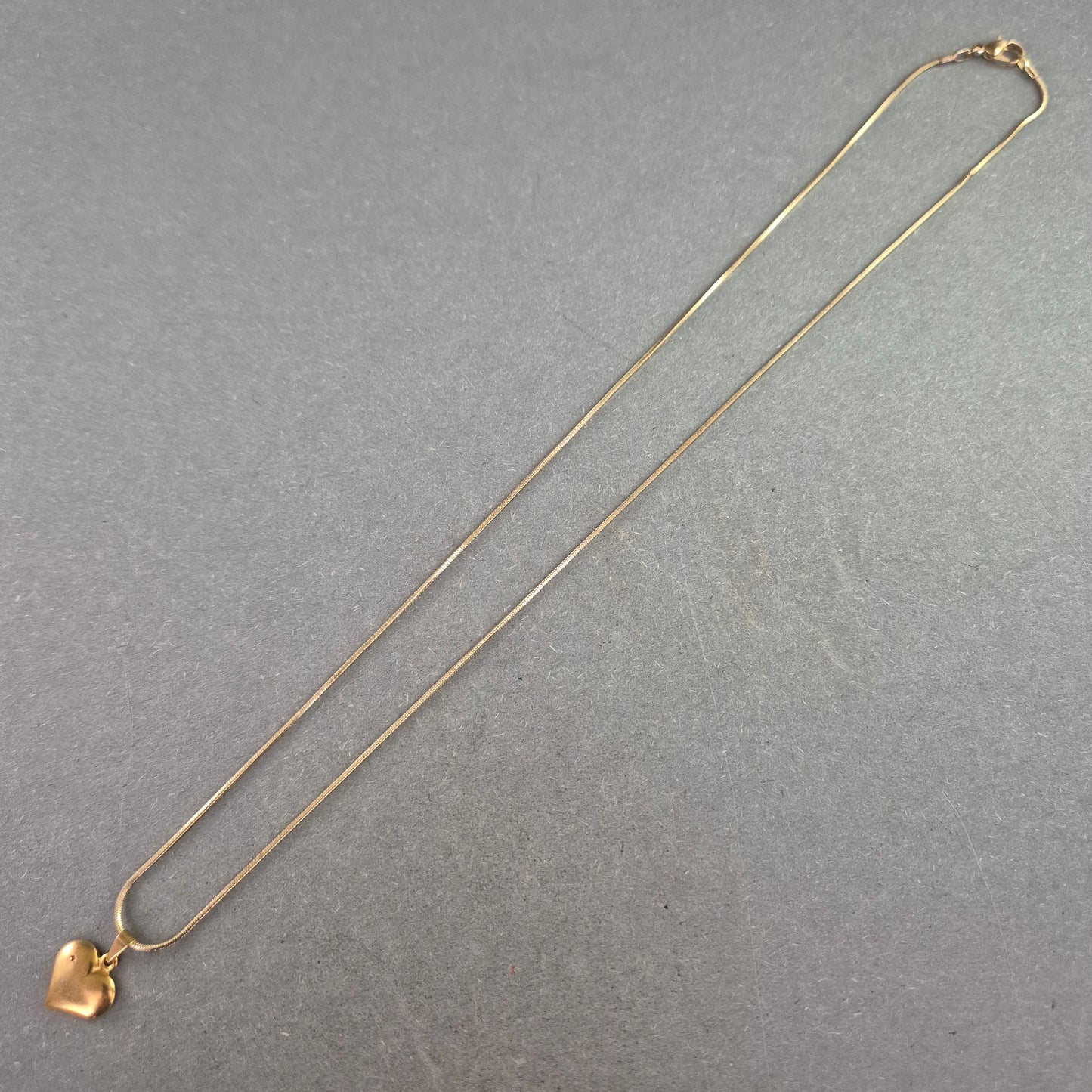 Zarte Vintage-Halskette mit Herzanhänger – Goldfarbene Romantik