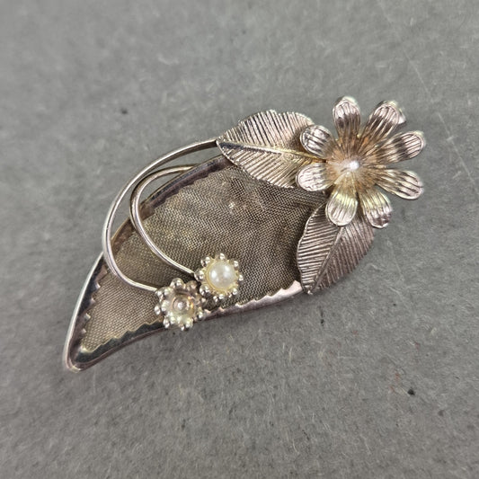 Florale Vintage-Brosche in Silberoptik mit Perlen – Eleganz im Naturstil